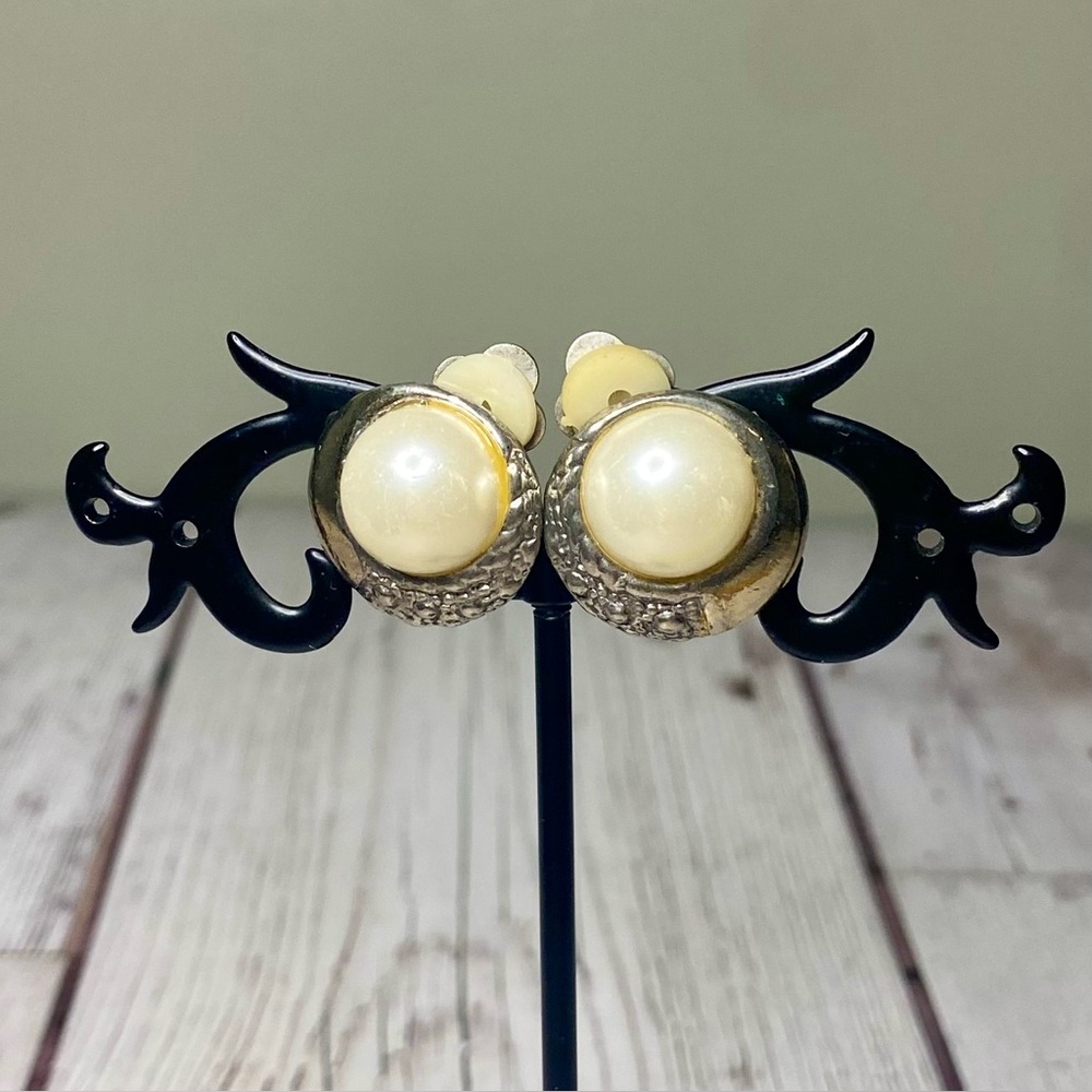 Vintage Pearl & Silver Button Clip-On Earrings – .5”, 🐝